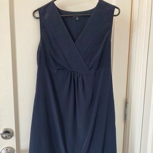 Gap Maternity Ladies Sleeveless Dress
V-Neck
Navy Blue
Pintuck detail
Sz Small